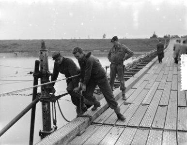 Wijchen. Bouw militaire bruggen over arm van de Maas, Bestanddeelnr 906-0340