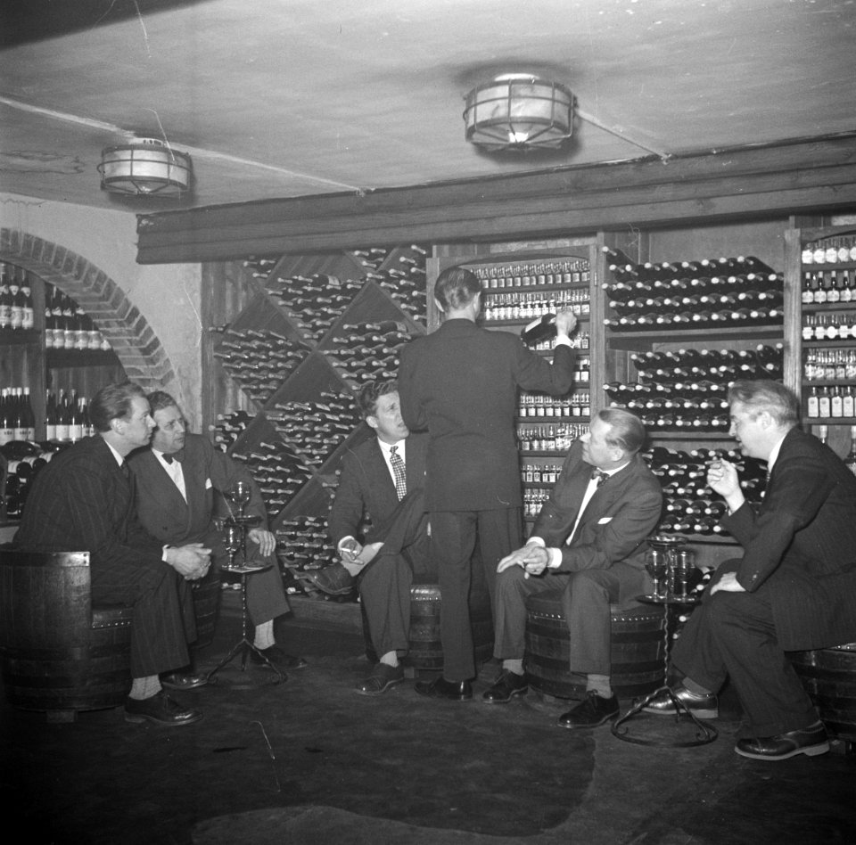 Wijnproeverij in de wijnkelder van het restaurant, Bestanddeelnr 252-8856