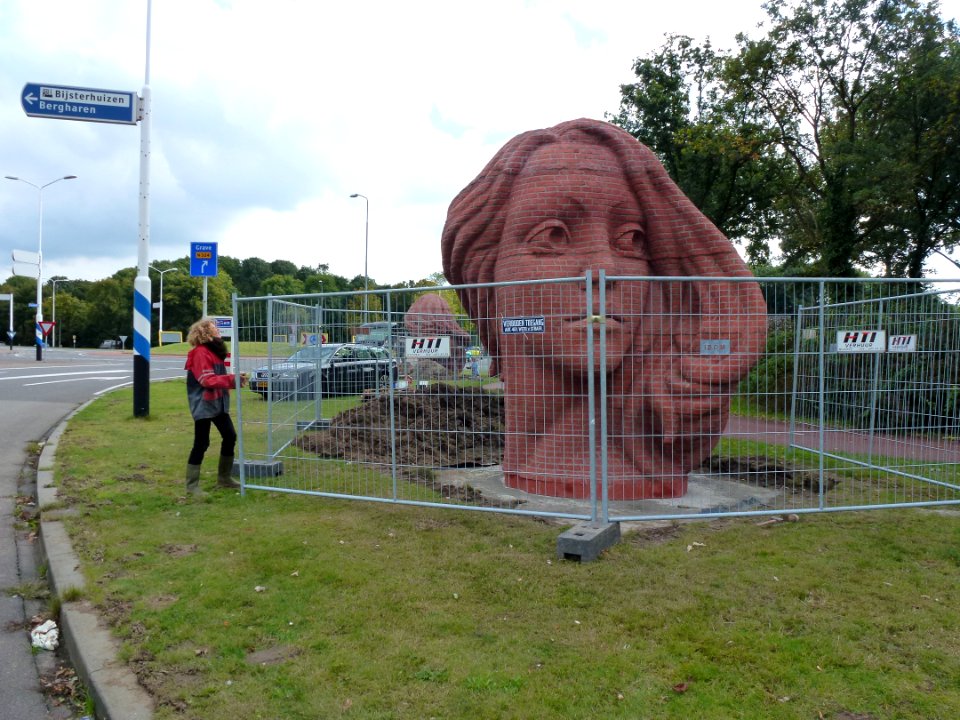 Wijchen, Twee monumentale hoofden door Elisabet Stienstra tijdens voltooing op locatie (2)