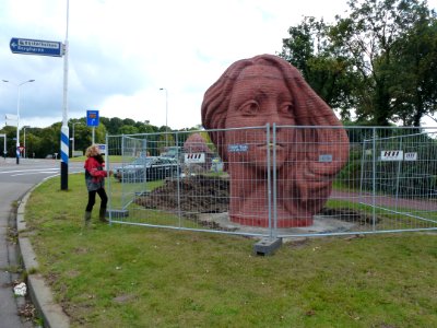 Wijchen, Twee monumentale hoofden door Elisabet Stienstra tijdens voltooing op locatie (2)