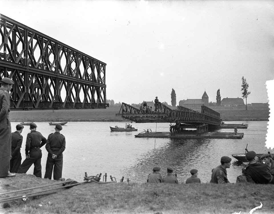 Wijchen. Bouw militaire bruggen over arm van de Maas, Bestanddeelnr 906-0339