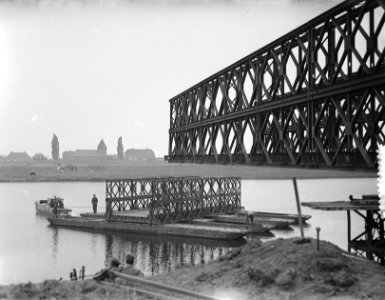 Wijchen. Bouw militaire bruggen over arm van de Maas, Bestanddeelnr 906-0336