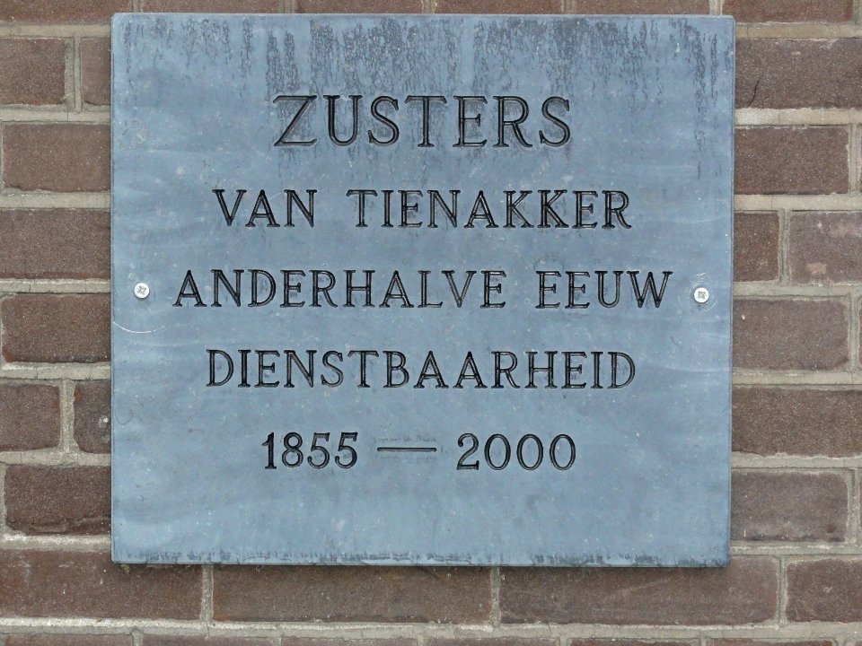 Wijchen (Geld.) zusterklooster Tienakker, gedenkgevelsteen