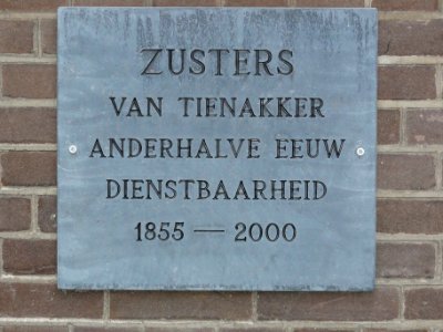 Wijchen (Geld.) zusterklooster Tienakker, gedenkgevelsteen