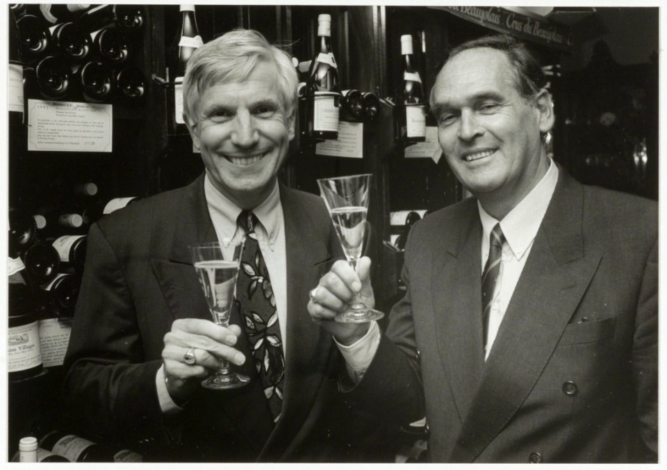 Wijnkoperij Okhuysen ontvangt opnieuw de eretitel hofleverancier. Links Wim Beelen, rechts Louis Kat, eigenaren van de wijnkoperij. NL-HlmNHA 54035164