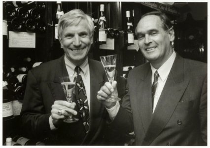 Wijnkoperij Okhuysen ontvangt opnieuw de eretitel hofleverancier. Links Wim Beelen, rechts Louis Kat, eigenaren van de wijnkoperij. NL-HlmNHA 54035164