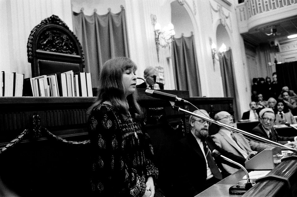 Wieteke van Dort zingt in de Kamer een lied over rechtsherstel voor de oud KNIL , Bestanddeelnr 930-5859