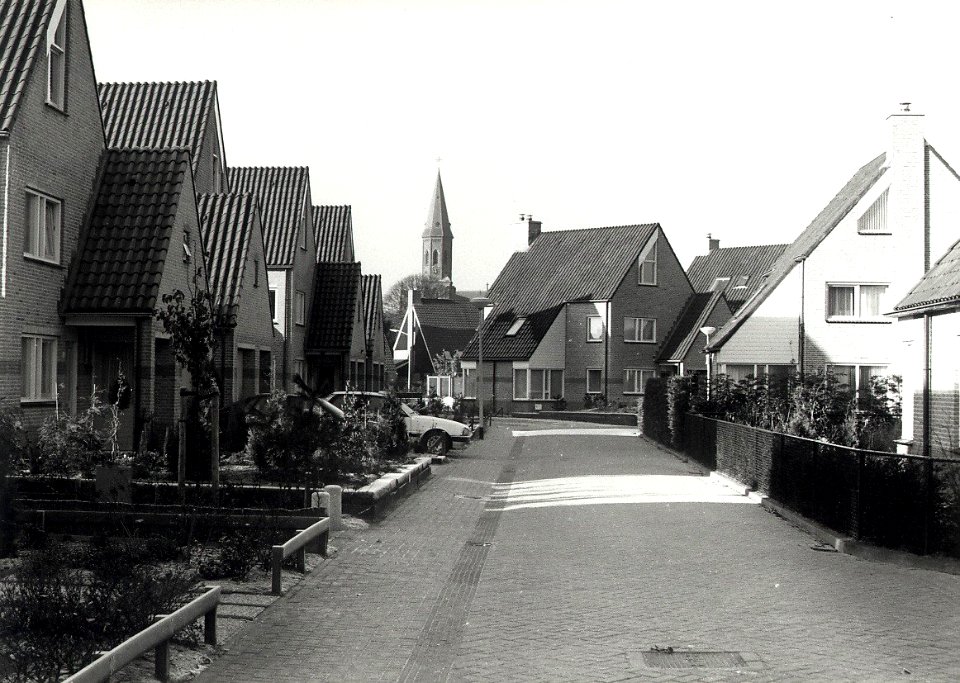 Wiijk Vogelenzang Oost. Aangekocht in 1990 van United Photos de Boer bv. - Negatiefnummer 31549 k 5. - Gepubliceerd in het Haarlems Dagblad dd. 02-12-1989. Identificatienummer 54-031371