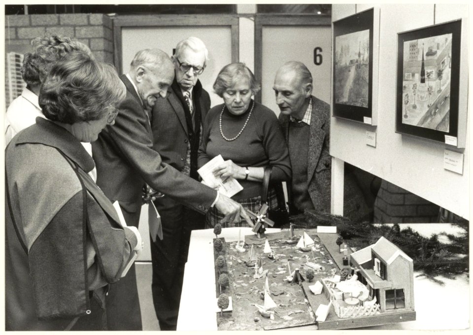 Wijkbewoners bekijken een tentoonstelling in het Schalkererf, NL-HlmNHA 54023262