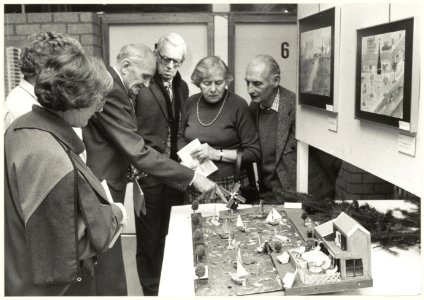 Wijkbewoners bekijken een tentoonstelling in het Schalkererf, NL-HlmNHA 54023262