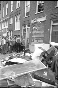 Wijkbewoners gooien spullen van Turkse gastarbeiders op straat bij Afrikaanderwijk rellen 1972