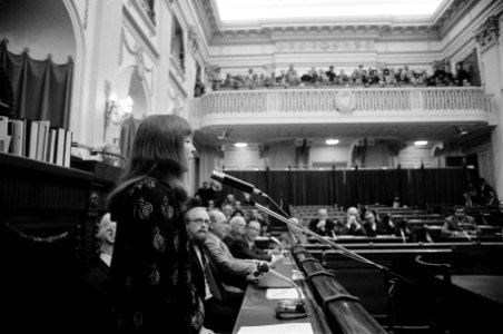 Wieteke van Dort zingt in de Kamer een lied over rechtsherstel voor de oud KNIL , Bestanddeelnr 930-5860