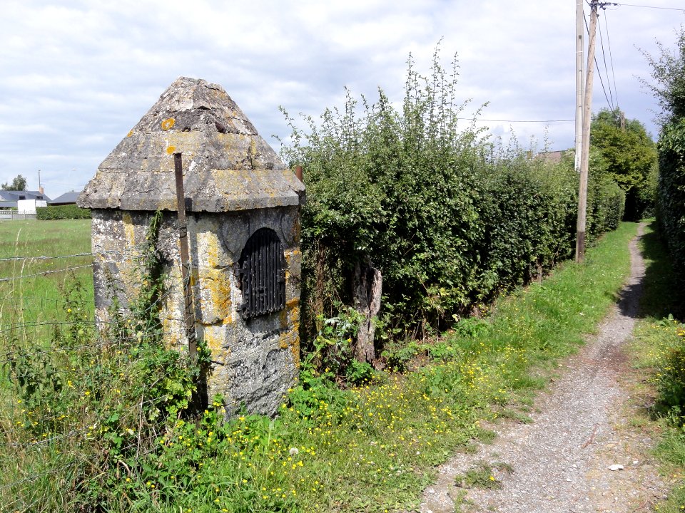 Wignehies (Nord, Fr) chapelle sentier vers le stade