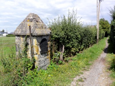 Wignehies (Nord, Fr) chapelle sentier vers le stade