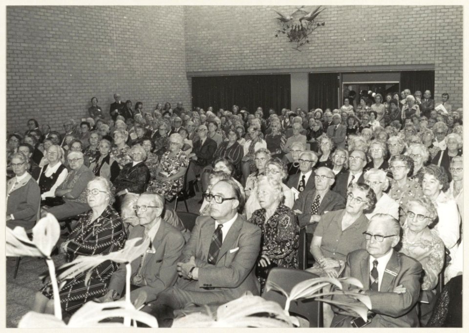 Wijkcentrum Schalkererf met een bijeenkomst van bejaarde bewoners van de wijk, NL-HlmNHA 54009614