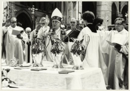 Wijding Heilige oliën in de Kathedraal St. Bavo, door Bisschop Zwartkruis. NL-HlmNHA 54011435 photo