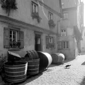 Wijnvaten en delen van een wijnpers in een straat in Ürzig, Bestanddeelnr 254-4109
