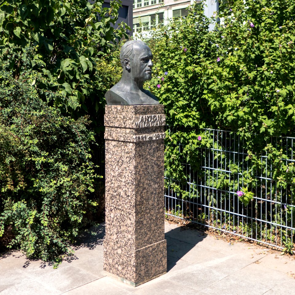 Wien 07 Weghuberpark m Denkmal Anton Wildgans