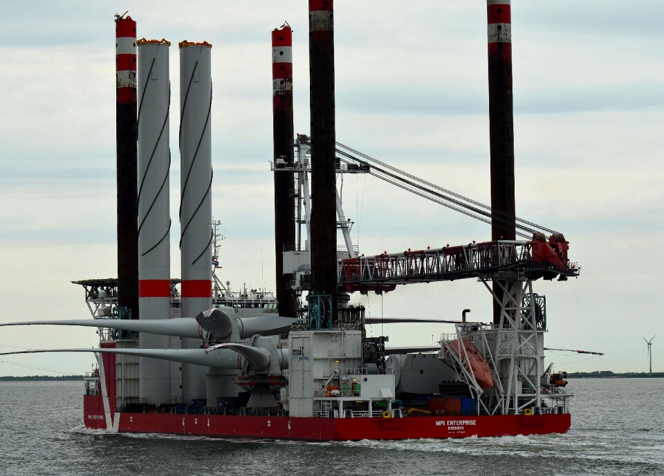 Transport ship pontoon shipping