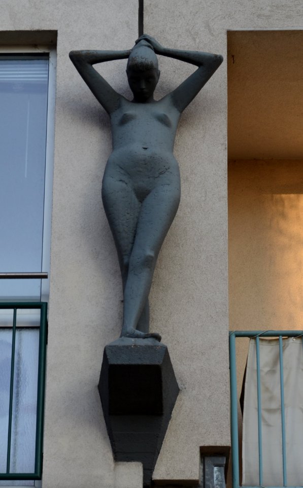 Wien, Südtiroler Platz 8, Statue