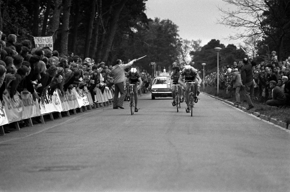 Wielrenner Cees Swinkels gaat als etappe-winnaar over de finish in Nijverdal, Bestanddeelnr 925-5989
