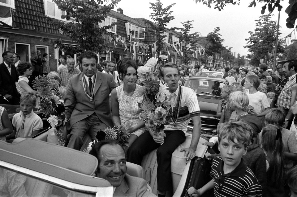 Wielrenner Cees Stam wordt gehuldigd in Koog aan de Zaan gangmaker Stakenburg , Bestanddeelnr 923-7476
