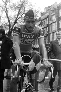 Wielrenner Arie Hassink aan de start in Amsterdam (2e dag), Bestanddeelnr 925-5948