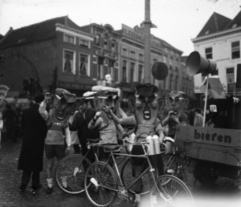 Wielrenners in carvavalsoptocht Bergen op Zoom, Bestanddeelnr 902-5806