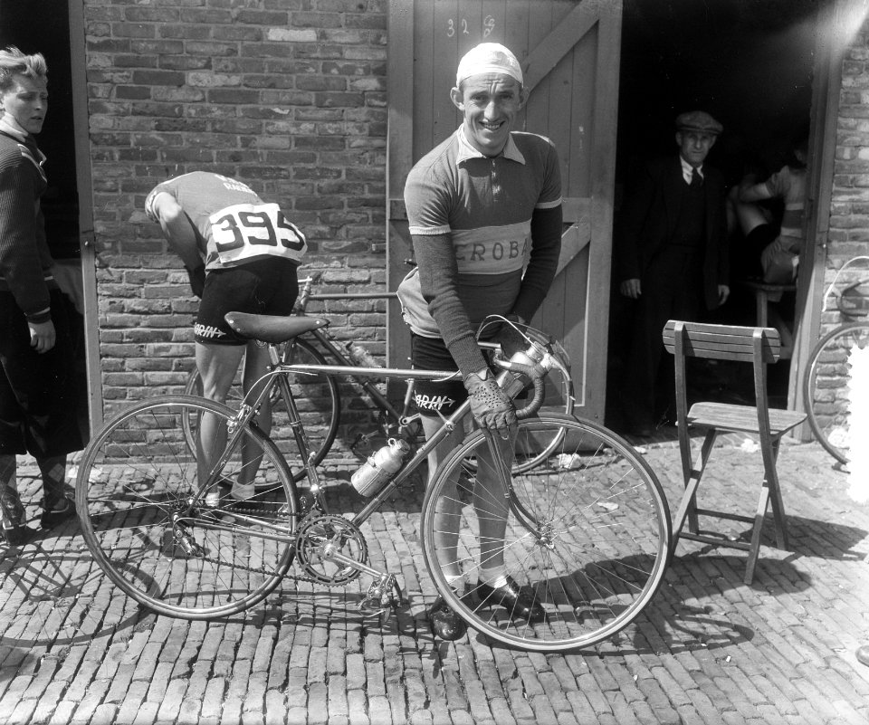 Wielrenners opdracht. Wout Wagtmans, Bestanddeelnr 905-7053