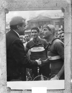 Wielrenner Bartali in gesprek met filmregisseur en acteur Orson Welles, Bestanddeelnr 904-0737