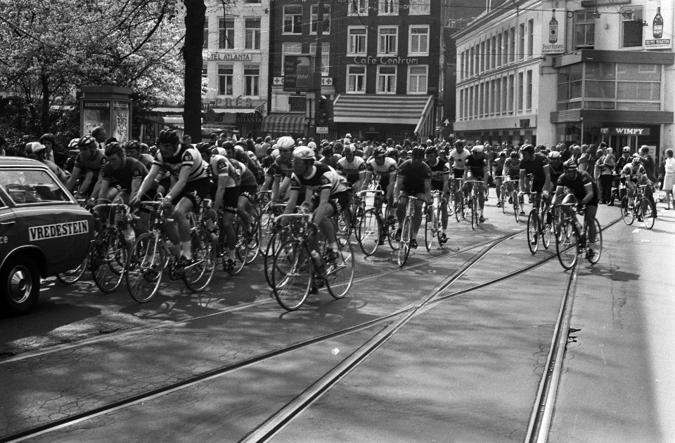 Wielrenners kort na de start op het Rembrandtsplein te Amsterdam, Bestanddeelnr 924-5283