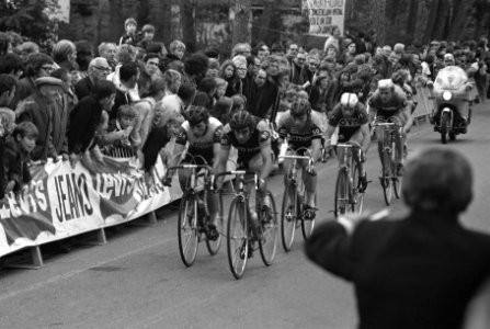 Wielrenner Cees Swinkels gaat als etappe-winnaar over de finish in Nijverdal, Bestanddeelnr 925-5990