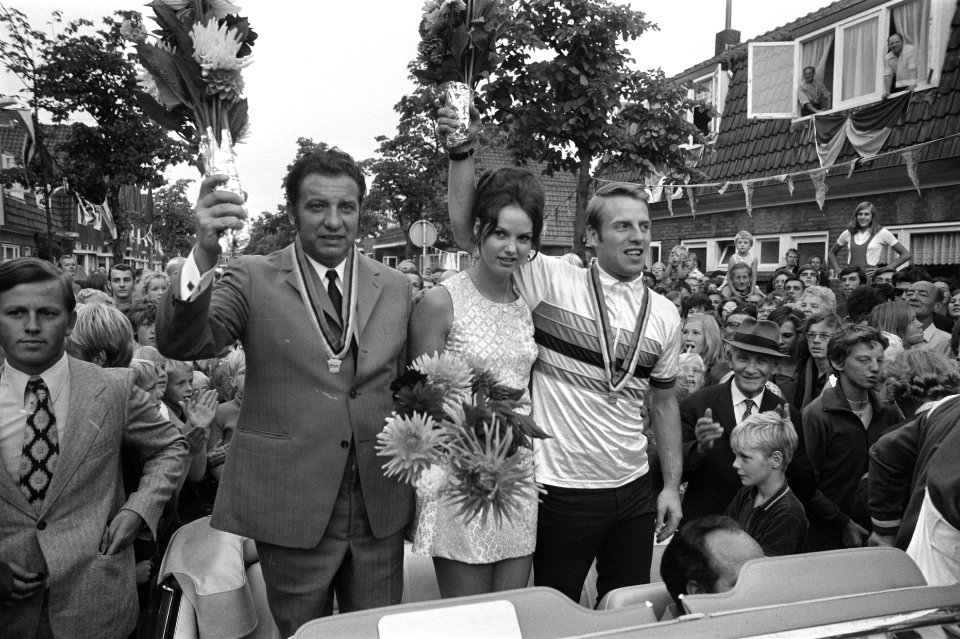 Wielrenner Cees Stam wordt gehuldigd in Koog aan de Zaan gangmaker Stakenburg , Bestanddeelnr 923-7475