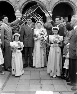 Wielrenner Thijs Roks met zijn bruid Maria Billet door een erehaag van wielen, Bestanddeelnr 905-8765