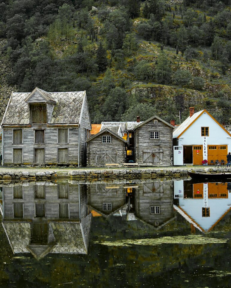 House lake mirroring