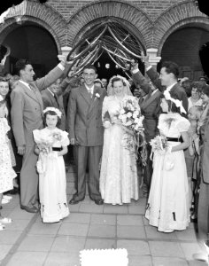 Wielrenner Thijs Roks met zijn bruid Maria Billet in het stadhuis van Zundert, Bestanddeelnr 905-8764