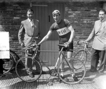 Wielrenners opdracht. Gerrit Schulte, Bestanddeelnr 905-7050