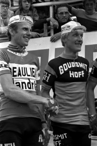 Wielrenner en winnaar Tino Tabak (r), Joop Zoetemelk (l) werd tweede, Bestanddeelnr 925-6935