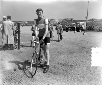 Wielrenners opdracht. Jan Nolten, Bestanddeelnr 905-7054