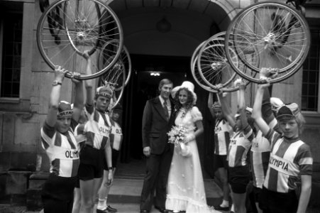 Wielrenner Leijn Loevesijn trouwt met Ineke Vink op Stadhuis Amsterdam, Bestanddeelnr 925-8337