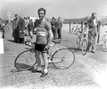 Wielrenners opdracht. Hans Dekkers, Bestanddeelnr 905-7052