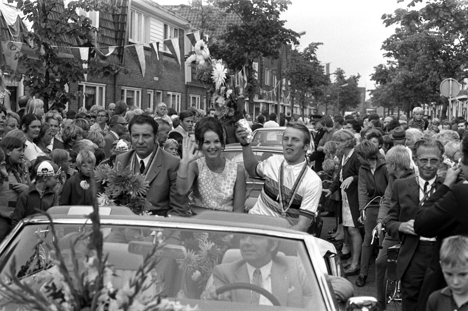 Wielrenner Cees Stam wordt gehuldigd in Koog aan de Zaan gangmaker Stakenburg , Bestanddeelnr 923-7474