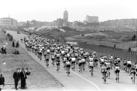 Wielrennen te Zandvoort Het enorme rennersveld in de bocht, Bestanddeelnr 915-3688