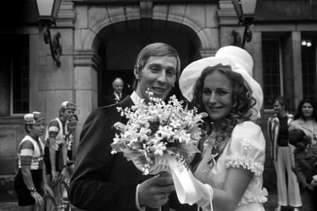 Wielrenner Leijn Loevesijn trouwt met Ineke Vink op Stadhuis Amsterdam, Bestanddeelnr 925-8336