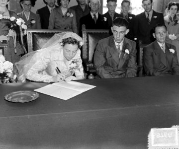 Wielrenner Thijs Roks met zijn bruid Maria Billet in het stadhuis van Zundert, Bestanddeelnr 905-8768
