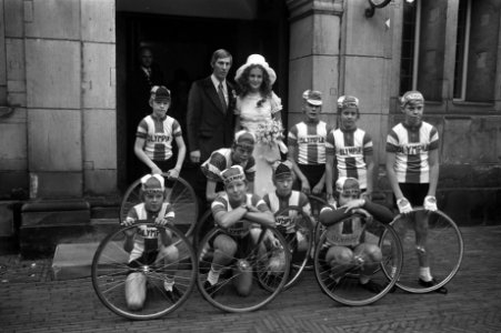Wielrenner Leijn Loevesijn trouwt met Ineke Vink op Stadhuis Amsterdam, Bestanddeelnr 925-8338
