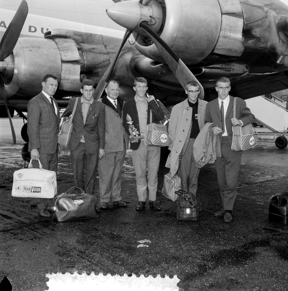 Wielrenners 3200 km Canada op Schiphol, vlnr Bijlaard Van de Vleuten , ploeg, Bestanddeelnr 916-7638