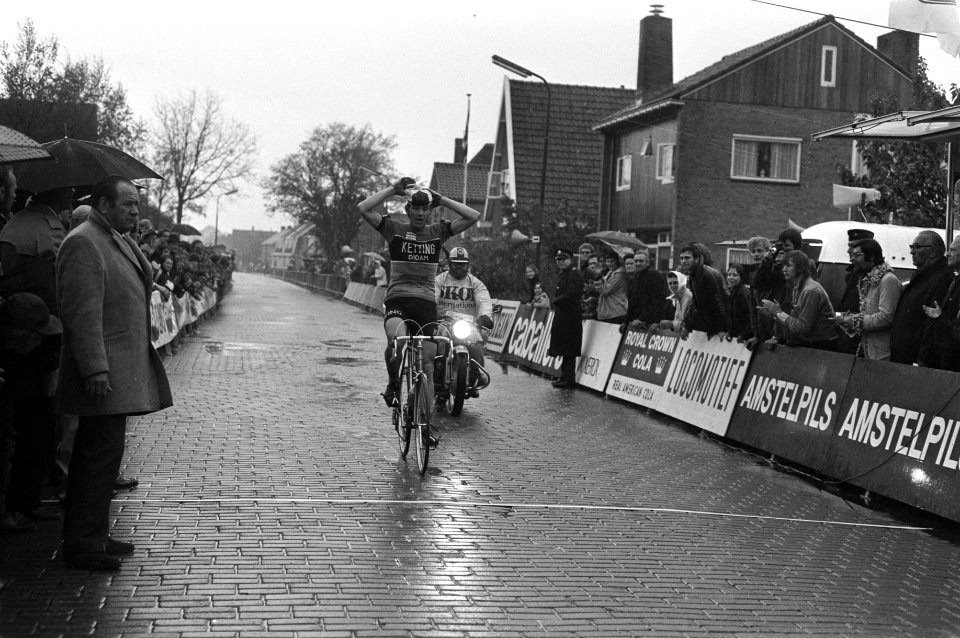Wielrenner Jan Lenferink als eerste over de finish van de 6e etappe van Steenwij, Bestanddeelnr 925-6026