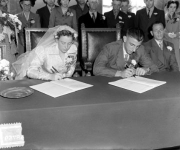 Wielrenner Thijs Roks met zijn bruid Maria Billet in het stadhuis van Zundert, Bestanddeelnr 905-8769