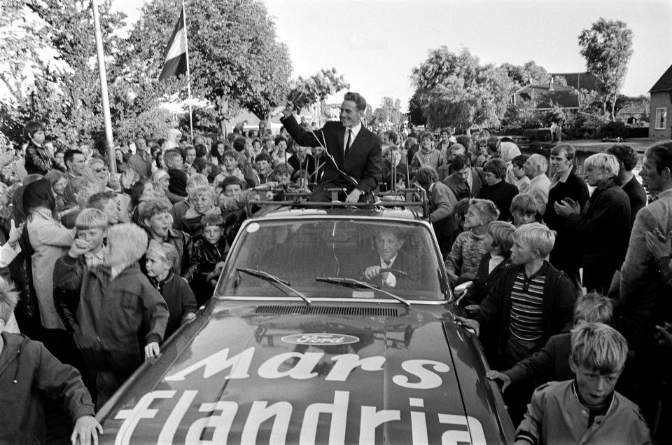 Wielrenner Joop Zoetemelk gehuldigd in woonplaats Rijpwetering n.a.v. tweede pla, Bestanddeelnr 923-6830